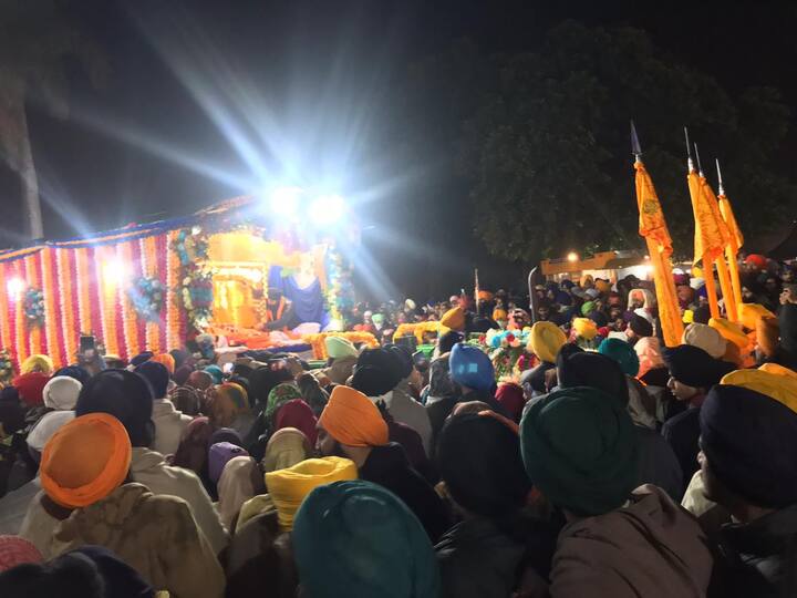 ਅੰਮ੍ਰਿਤ ਵੇਲੇ ਕਿਲ੍ਹਾ ਅਨੰਦਗੜ੍ਹ ਸਾਹਿਬ ਵਿੱਖੇ ਅਖੰਡ-ਪਾਠ ਸਾਹਿਬ ਦੇ ਭੋਗ ਪਾਏ ਜਾਂਦੇ ਹਨ। ਜਿਸ ਉਪਰੰਤ ਪੰਜਾ ਪਿਆਰਿਆਂ ਦੀ ਅਗਵਾਈ ‘ਚ ਸ਼ਰੀ ਗੁਰੂ ਗ੍ਰੰਥ ਸਾਹਿਬ ਦੀ ਛਤਰ ਛਾਇਆ ਹੇਠ ਨਗਰ ਕੀਰਤਨ ਦੀ ਸ਼ੁਰੂਆਤ ਹੁੰਦੀ ਹੈ।