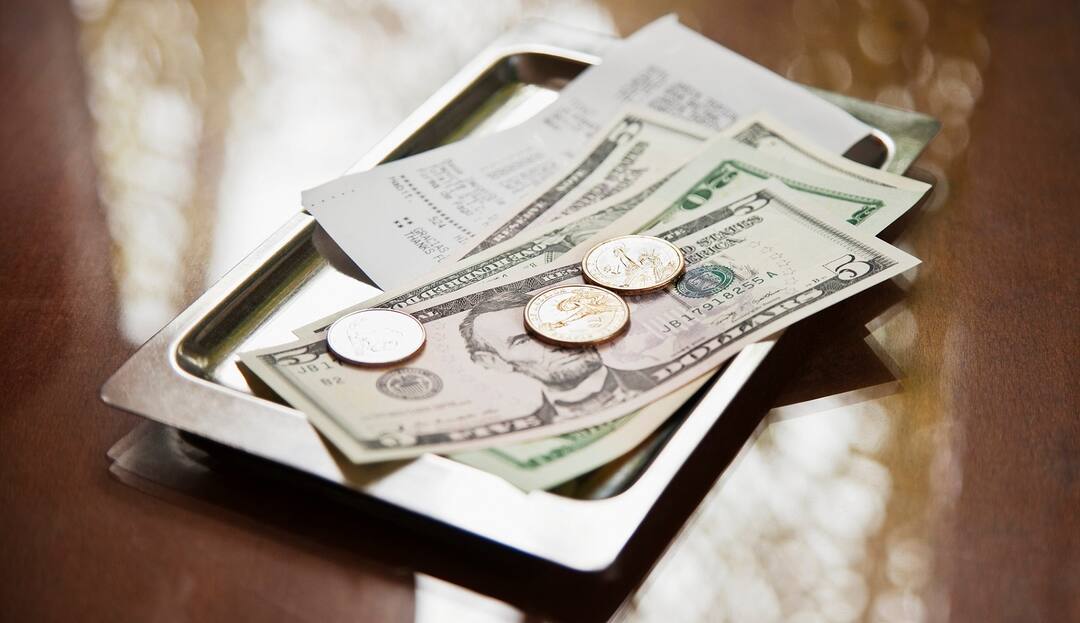 Ohio Man Leaves 5,600 Dollars as Tip for Entire Restaurant Staff ahead of Christmas 74 ਪੈਸੇ ਦੇ ਬਿੱਲ 'ਤੇ ਮਿਲੀ ਚਾਰ ਲੱਖ ਦੀ ਟਿੱਪ, ਅਣਜਾਣ ਵਿਅਕਤੀ ਦੇ ਇਸ ਤੋਹਫੇ ਦੀ ਹਰ ਪਾਸੇ ਹੋ ਰਹੀ ਵਾਹ-ਵਾਹ