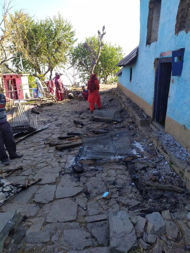 ਇਸ ਅੱਗ ਨਾਲ ਘਰ ਦਾ ਕੁਝ ਹਿੱਸਾ ਸੜ ਕੇ ਸੁਆਹ ਹੋ ਗਿਆ।