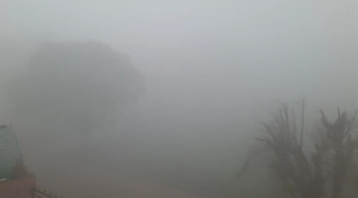 ਕੜਾਕੇ ਦੀ ਠੰਡ ਨਾਲ ਵਧ ਰਹੀ ਧੁੰਦ ਨੇ ਆਮ ਜਨ ਜੀਵਨ ਮੁਸ਼ਕਿਲ ਕਰ ਦਿੱਤਾ ਹੈ।