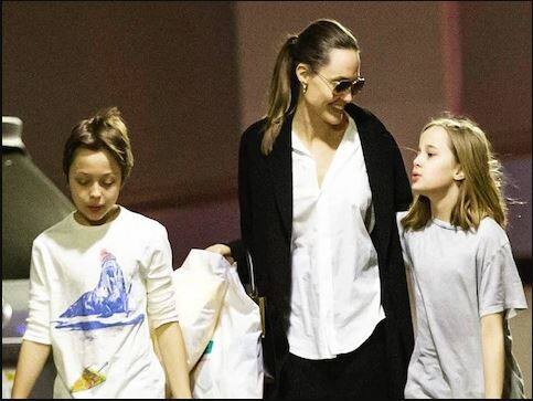 ਅਮਰੀਕੀ ਅਦਾਕਾਰ ਬ੍ਰੈਡ ਪਿਟ ਤੇ ਐਂਜੇਲੀਨਾ ਜੋਲੀ ਦੇ ਬੱਚੇ ਵੀ ਕਰੋੜਾਂ ਦੀ ਜਾਇਦਾਦ ਦੇ ਵਾਰਸ ਹਨ। ਨਾਕਸ ਜੋਲੀ ਪਿਟ ਅਤੇ ਵਿਵੀਅਨ ਜੋਲੀ ਪਿਟ ਜੁੜਵਾਂ ਹਨ ਤੇ ਇਹ 20 ਕਰੋੜ ਡਾਲਰ ਦੀ ਜਾਇਦਾਦ ਦੇ ਵਾਰਸ ਹਨ। ਉੱਥੇ ਹੀ ਦੋਵਾਂ ਬੱਚਿਆਂ ਦੀ ਪਹਿਲੀ ਫੋਟੋ 10 ਲੱਖ ਡਾਲਰ ਵਿੱਚ ਵਿਕੀ ਸੀ, ਜੋ ਕਿ ਹੁਣ ਤੱਕ ਦੀ ਸਭ ਤੋਂ ਮਹਿੰਗੀ ਬੱਚਿਆਂ ਦੀ ਫੋਟੋ ਹੈ। 