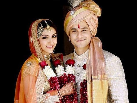 ਸੋਹਾ ਅਲੀ ਖਾਨ-ਕੁਨਾਲ ਖੇਮੂ: ਸੈਫ ਅਲੀ ਖਾਨ ਦੀ ਭੈਣ ਅਤੇ ਅਦਾਕਾਰਾ ਸੋਹਾ ਅਲੀ ਖਾਨ ਵੀ ਇਸ ਲਿਸਟ ਤੋਂ ਵੱਖ ਨਹੀਂ ਹਨ। ਸੋਹਾ ਅਲੀ ਖਾਨ ਨੇ ਵਿਆਹ ਆਪਣੇ ਤੋਂ ਉਮਰ 'ਚ ਛੋਟੇ ਹਿੰਦੂ ਅਭਿਨੇਤਾ ਕੁਨਾਲ ਖੇਮੂ ਨਾਲ ਕਰਵਾਇਆ ਹੈ।