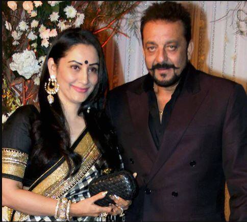 ਸੰਜੇ ਦੱਤ-ਮਾਨਿਅਤਾ: ਸੰਜੇ ਦੱਤ ਦਾ ਤੀਜਾ ਵਿਆਹ ਦਿਲਨਾਜ਼ ਸ਼ੇਖ ਨਾਲ ਹੋਇਆ ਹੈ। ਦਿਲਨਾਜ਼ ਨੇ ਬਾਅਦ 'ਚ ਆਪਣਾ ਨਾਮ ਬਦਲ ਕੇ ਮਾਨਿਅਤਾ ਦੱਤ ਕਰ ਦਿੱਤਾ। ਉਨ੍ਹਾਂ ਦੋਵਾਂ ਦੇ ਜੁੜਵਾਂ, ਇਕ ਬੇਟਾ ਅਤੇ ਇਕ ਧੀ ਹੈ।