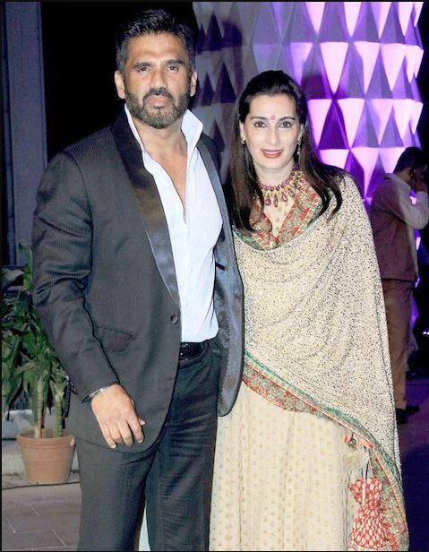 ਸੁਨੀਲ ਸ਼ੈੱਟੀ-ਮੋਨੀਸ਼ਾ ਕਾਦਰੀ: ਅਦਾਕਾਰ ਸੁਨੀਲ ਸ਼ੈੱਟੀ ਨੇ ਸਾਲ 1991 'ਚ ਮੋਨੀਸ਼ਾ ਕਾਦਰੀ ਨਾਲ ਵਿਆਹ ਕੀਤਾ ਸੀ। ਜਦਕਿ ਸੁਨੀਲ ਸ਼ੈੱਟੀ ਹਿੰਦੂ ਧਰਮ ਨਾਲ ਸਬੰਧਤ ਹਨ, ਮੋਨੀਸ਼ਾ ਕਾਦਰੀ ਇਕ ਮੁਸਲਿਮ ਪਰਿਵਾਰ ਨਾਲ ਸੰਬੰਧ ਰੱਖਦੀ ਹੈ। ਹਾਲਾਂਕਿ, ਬਾਅਦ ਵਿੱਚ ਮੋਨੀਸ਼ਾ ਨੇ ਆਪਣਾ ਨਾਮ ਮਨਾ ਸ਼ੈੱਟੀ ਰੱਖ ਲਿਆ। 