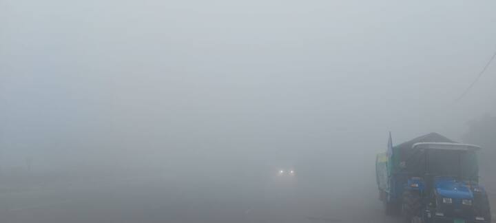 ਅੰਮ੍ਰਿਤਸਰ ਦਾ ਤਾਪਮਾਨ ਤਿੰਨ ਡਿਗਰੀ ਤਕ ਹੇਠਾਂ ਆ ਗਿਆ ਹੈ ਤੇ ਆਉਣ ਵਾਲੇ ਦਿਨਾਂ 'ਚ ਠੰਡ ਹੋਰ ਵਧਣ ਦਾ ਖਦਸ਼ਾ ਹੈ। ਇਸ ਵਾਰ ਦਸੰਬਰ ਮਹੀਨੇ ਕਈ ਸਾਲਾਂ ਬਾਅਦ ਬਾਰੀ ਠੰਡ ਪੈ ਰਹੀ ਹੈ। ਜਦਕਿ ਪਿਛਲੇ ਸਾਲ ਜਨਵਰੀ ਦੀ ਸ਼ੁਰੂਆਤ 'ਚ ਠੰਡ ਨੇ ਰਿਕਾਰਡ ਤੋੜ ਦਿੱਤੇ ਸਨ। 