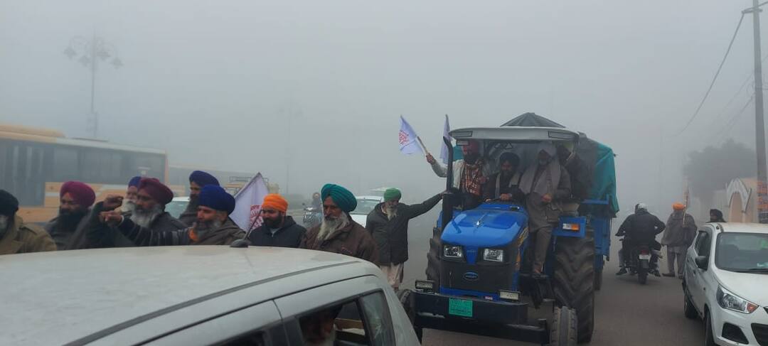 ਸੰਘਣੀ ਧੁੰਦ ਦੇ ਬਾਵਜੂਦ ਪੰਜਾਬੀ ਕਿਸਾਨਾਂ ਦਾ ਵੱਡਾ ਜਥਾ ਦਿੱਲੀ ਰਵਾਨਾ third batch of Kisan Mazdoor Sangharsh Committee today left for Delhi from Punjab amritsar ਸੰਘਣੀ ਧੁੰਦ ਦੇ ਬਾਵਜੂਦ ਪੰਜਾਬੀ ਕਿਸਾਨਾਂ ਦਾ ਵੱਡਾ ਜਥਾ ਦਿੱਲੀ ਰਵਾਨਾ