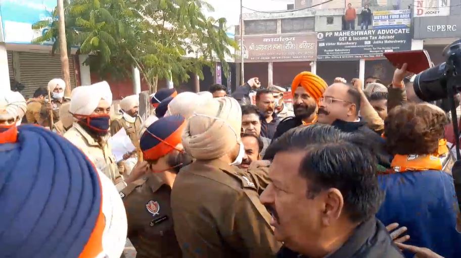 Farmers Clash in Bathinda: ਬਠਿੰਡਾ 'ਚ ਬੀਜੇਪੀ ਸਮਾਗਮ 'ਚ ਖੜਕਿਆ ਡੰਡਾ-ਸੋਟਾ, ਕਿਸਾਨਾਂ ਵੱਲੋਂ ਭੰਨ੍ਹਤੋੜ