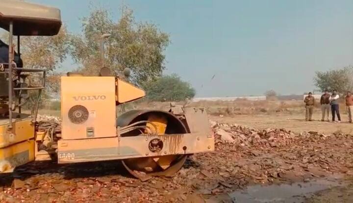 ਇਸ ਮੌਕੇ ਹਾਜ਼ਰ ਡੀਐਸਪੀ ਡਾ. ਰਵਿੰਦਰ ਨੇ ਦੱਸਿਆ ਕਿ ਇੱਥੇ ਸ਼ਰਾਬ ਦੇ ਕੁੱਲ 34 ਹਜ਼ਾਰ ਤੋਂ ਵੱਧ ਪੇਟੀਆਂ ਨੂੰ ਨਸ਼ਟ ਕੀਤਾ ਜਾਣਾ ਹੈ ਤੇ ਸ਼ਰਾਬ ਦੇ 8 ਹਜ਼ਾਰ 64 ਪੇਟੀਆਂ ਜਿਨ੍ਹਾਂ ਵਿੱਚ ਪਲਾਸਟਿਕ ਦੀਆਂ ਭਰੀਆਂ ਬੋਤਲਾਂ ਨੂੰ ਨਸ਼ਟ ਕਰਨ ਦਾ ਕੰਮ ਕੀਤਾ ਜਾ ਰਿਹਾ ਹੈ।