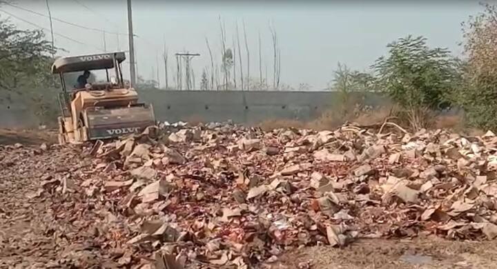 ਤੁਸੀਂ ਵੇਖ ਸਕਦੇ ਹੋ ਕਿ ਖਰਖੌਦਾ ਵਿੱਚ ਹੁਣ ਇਹ ਨਾਜਾਇਜ਼ ਸ਼ਰਾਬ ਤੁਰੰਤ ਨਸ਼ਟ ਕੀਤੀ ਜਾ ਰਹੀ ਹੈ, ਜਿਸ ’ਤੇ ਜੇਸੀਬੀ ਮਸ਼ੀਨਾਂ ਤੇ ਰੋਡ ਰੋਲਰ ਚਲਾ ਕੇ ਬੋਤਲਾਂ ਤਬਾਹ ਕੀਤੀਆਂ ਜਾ ਰਹੀਆਂ ਹਨ।