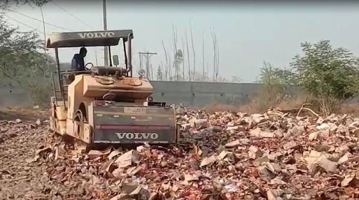 ਜ਼ਿਕਰਯੋਗ ਹੈ ਕਿ ਅਦਾਲਤ ਦੇ ਹੁਕਮਾਂ ਨਾਲ ਸ਼ਰਾਬ ਦੇ ਕੁੱਲ 34 ਹਜ਼ਾਰ ਸ਼ਰਾਬ ਦੀਆਂ ਪੇਟੀਆਂ ਨੂੰ ਨਸ਼ਟ ਕੀਤਾ ਜਾਣਾ ਹੈ। ਖਰਖੋਦਾ ਵਿੱਚ ਹੀ ਲੌਕਡਾਉਨ ਦੌਰਾਨ ਸ਼ਰਾਬ ਦੀ ਨਾਜਾਇਜ਼ ਸਪਲਾਈ ਕਰਨ ਦਾ ਮਾਮਲਾ ਸਾਹਮਣੇ ਆਇਆ ਸੀ। 