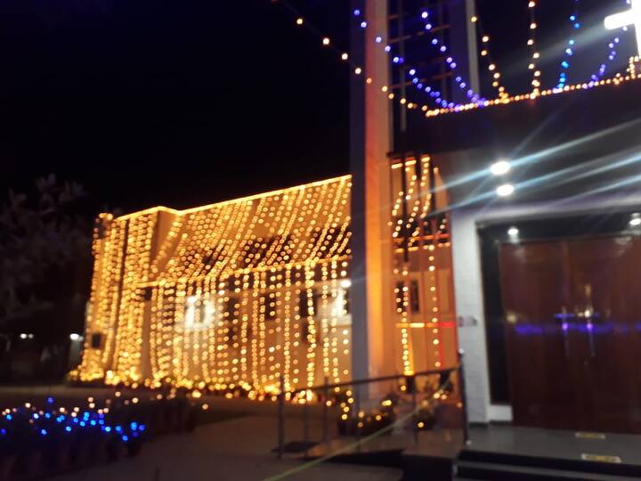 ਕ੍ਰਿਸਮਸ ਟ੍ਰੀ ਨੂੰ ਸਜਾਉਣ ਦੀ ਪਰੰਪਰਾ ਨਾਲ ਜੁੜਿਆ ਇਤਿਹਾਸ ਵੀ ਕਾਫ਼ੀ ਦਿਲਚਸਪ ਹੈ।  ਈਸਾਈਅਤ ਦੇ ਹੋਂਦ ਵਿਚ ਆਉਣ ਤੋਂ ਬਹੁਤ ਪਹਿਲਾਂ ਸਦਾਬਹਾਰ ਪੌਦਾ ਅਤੇ ਰੁੱਖਾਂ ਦਾ ਲੋਕਾਂ ਦੇ ਜੀਵਨ ਵਿਚ ਬਹੁਤ ਮਹੱਤਵ ਸੀ। ਉਹ ਉਨ੍ਹਾਂ ਦਰੱਖਤਾਂ ਦੀਆਂ ਟਹਿਣੀਆਂ ਨਾਲ ਆਪਣੇ ਘਰਾਂ ਨੂੰ ਸਜਾਉਂਦੇ ਸੀ।