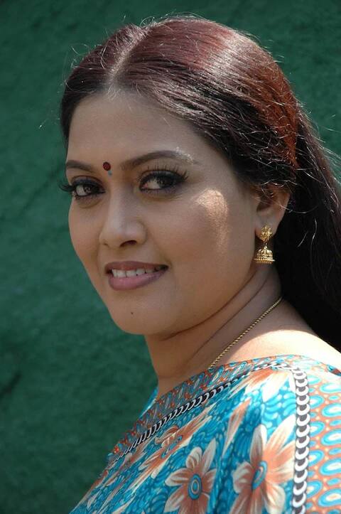 ਕਿਨੇਰਾ: ਕਿਨੇਰਾ ਤੇਲਗੂ ਅਦਾਕਾਰਾ ਹੈ। ਕਿਨੇਰਾ 'ਤੇ ਕਈ ਵਾਰ ਸੈਕਸ ਬ੍ਰੋਕਰ ਰਹਿਣ ਦੇ ਇਲਜ਼ਾਮ ਲੱਗ ਚੁੱਕੇ ਹਨ।