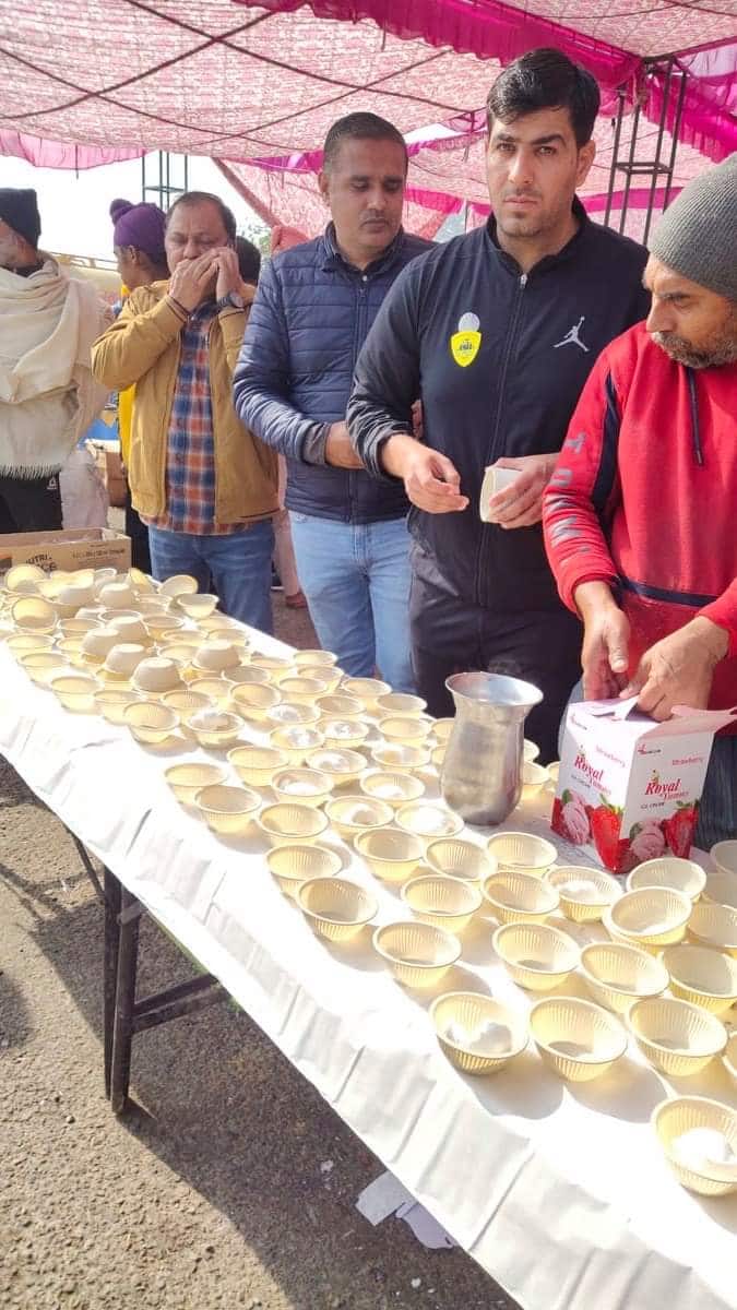 ਦੱਸ ਦਈਏ ਕਿ ਕਿਸਾਨਾਂ ਨੇ ਸੂਬੇ ਭਰ ਵਿਚ ਟੋਲ ਪਲਾਜ਼ਾ ਤਿੰਨ ਦਿਨਾਂ ਲਈ ਮੁਫਤ ਐਲਾਨੇ ਗਏ ਹਨ। ਜਿਸ ਕਾਰਨ ਲੰਗਰ ਪੈਂਡਲ ਵੀ ਲਗਾਏ ਗਏ ਹਨ ਅਤੇ ਉਹ ਪੰਡਾਲ ਕਿਸਾਨਾਂ ਲਈ ਤਿਆਰ ਕੀਤੇ ਜਾ ਰਹੇ ਹਨ।