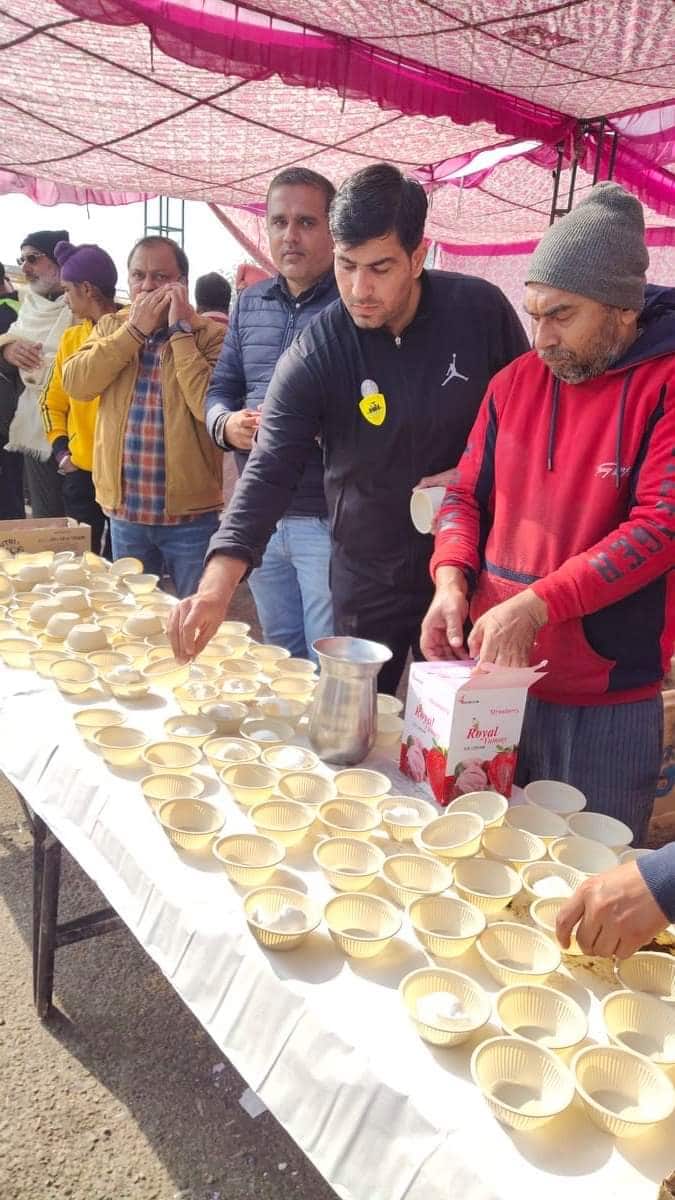 ਲੰਗਰ ਸੇਵਾ 'ਚ ਕਿਸਾਨਾਂ ਦੀ ਸੇਵਾ ਅਤੇ ਭਾਈਚਾਰੇ ਦਾ ਪਿਆਰ ਦਾ ਨਜ਼ਾਰਾ ਵੀ ਖੂਬ ਵੇਖਣ ਨੂੰ ਮਿਲਿਆ।