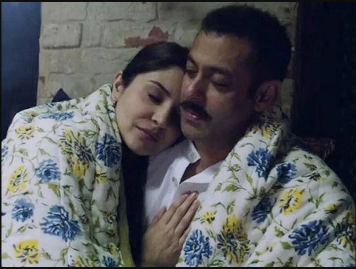 ਬਾਲੀਵੁੱਡ ਦੇ ਮੇਲ ਅਭਿਨੇਤਾ ਕਦੇ ਬੁੱਢੇ ਨਹੀਂ ਹੁੰਦੇ, ਪਰ ਫੀਮੇਲ ਸਟਾਰਸ ਨੂੰ ਬਹੁਤ ਘੱਟ ਸਮਾਂ ਦਿੱਤਾ ਜਾਂਦਾ ਹੈ ਤੇ ਜਦੋਂ ਉਨ੍ਹਾਂ ਦੀ ਉਮਰ ਜ਼ਿਆਦਾ ਹੋ ਜਾਂਦੀ ਹੈ ਤਾਂ ਉਨ੍ਹਾਂ ਨੂੰ ਭੈਣ, ਭਰਜਾਈ ਜਾਂ ਮਾਂ ਦੇ ਰੋਲ ਦਾ ਆਫਰ ਦਿੱਤਾ ਜਾਂਦਾ ਹੈ, ਜਿਸ ਨਾਲ ਉਨ੍ਹਾਂ ਨੂੰ ਥੋੜੇ ਸਮੇਂ ਲਈ ਹੀਰੋਇਨ ਬਣਨ ਦਾ ਮੌਕਾ ਮਿਲਦਾ ਹੈ। ਇਸ ਡਬਲ ਸਟੈਂਡਰਡ ਦੀ ਪਛਾਣ ਬਹੁਤ ਸਾਰੀਆਂ ਫਿਲਮਾਂ ਵਿੱਚ ਵੇਖਿਆ ਗਿਆ ਹੈ ਜਿੱਥੇ ਮੇਲ ਸਿਤਾਰੇ ਆਪਣੀ ਉਮਰ ਨਾਲੋਂ ਕਿਤੇ ਜ਼ਿਆਦਾ ਛੋਟੀ ਅਭਿਨੇਤਰੀ ਨਾਲ ਵੱਡੇ ਪਰਦੇ 'ਤੇ ਰੋਮਾਂਸ ਕਰਦੇ ਨਜ਼ਰ ਆਉਂਦੇ ਹਨ।