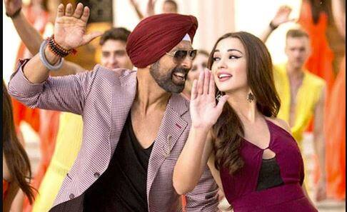 ਸਿੰਘ ਇਜ਼ ਬਲਿੰਗ: ਇਸ ਫਿਲਮ 'ਚ ਅਕਸ਼ੈ ਕੁਮਾਰ ਨੇ ਐਮੀ ਜੈਕਸਨ ਨਾਲ ਰੋਮਾਂਸ ਕੀਤਾ ਜੋ ਉਨ੍ਹਾਂ ਤੋਂ 25 ਸਾਲ ਛੋਟੀ ਸੀ। ਫਿਲਮ ਦੀ ਰਿਲੀਜ਼ ਦੇ ਸਮੇਂ ਅਕਸ਼ੇ 48 ਸਾਲ ਦੇ ਸੀ, ਤਾਂ ਐਮੀ 23 ਸਾਲਾਂ ਦੀ ਸੀ।