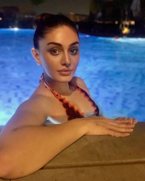 ਸ਼ੇਫਾਲੀ ਜਰੀਵਾਲਾ: ਕਾਂਟਾ ਲਗਾ ਗਰਲ ਸ਼ੇਫਾਲੀ ਜਰੀਵਾਲਾ ਦਾ ਪੂਲ 'ਚ ਜਾਣ ਤੋਂ ਪਹਿਲਾਂ ਇਕ ਸੈਕਸੀ ਪੋਜ਼। ਸ਼ੇਫਾਲੀ ਬੇਸ਼ੱਕ ਕਿਸੇ ਪ੍ਰੋਜੈਕਟ ਨਾਲ ਫਿਲਹਾਲ ਨਾ ਜੁੜੀ ਹੋਵੇ ਪਰ ਖਬਰਾਂ 'ਚ ਕਿਵੇਂ ਬਣੇ ਰਹਿਣਾ ਹੈ ਇਹ ਉਨ੍ਹਾਂ ਨੂੰ ਬਾਖੂਬੀ ਆਉਂਦਾ ਹੈ।