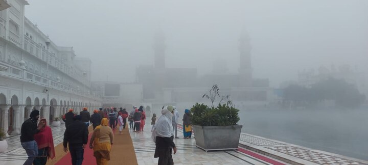 ਪਹਾੜੀ ਖੇਤਰਾਂ 'ਚ ਪਿਛਲੇ ਦੋ ਦਿਨਾਂ ਤੋਂ ਹੋ ਰਹੀ ਭਾਰੀ ਬਰਫਬਾਰੀ ਤੋਂ ਬਆਦ ਮੈਦਾਨੀ ਖੇਤਰਾਂ 'ਚ ਸ਼ੀਤ ਲਹਿਰ ਨੇ ਜ਼ੋਰ ਫੜ ਲਿਆ ਹੈ ਜਿਸ ਦਾ ਸਭ ਤੋਂ ਵੱਧ ਅਸਰ ਅੰਮ੍ਰਿਤਸਰ 'ਚ ਦੇਖਣ ਨੂੰ ਮਿਲ ਰਿਹਾ ਹੈ।