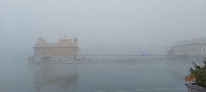 ਦੂਜੇ ਪਾਸੇ ਅੱਤ ਦੀ ਪੈ ਰਹੀ ਠੰਢ ਦਾ ਸ਼ਰਧਾ ਉਤੇ ਕੋਈ ਅਸਰ ਨਹੀਂ ਦਿਖ ਰਿਹਾ। ਸ਼੍ਰੀ ਦਰਬਾਰ ਸਾਹਿਬ ਵਿਖੇ ਸੰਗਤ ਠੰਢ ਦੀ ਪ੍ਰਵਾਹ ਕੀਤੇ ਬਗੈਰ ਨਤਮਸਤਕ ਹੋਣ ਆ ਰਹੀ ਹੈ।