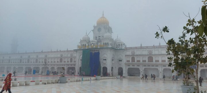 ਸ਼ੀਤ ਲਹਿਰ ਕਾਰਨ ਆਮ ਜੀਵਨ ਪੂਰੀ ਤਰਾਂ ਪ੍ਰਭਾਵਿਤ ਹੋਇਆ ਹੈ।ਪਰ ਹਰ ਵਾਰ ਦੀ ਤਰਾਂ ਸ਼੍ਰੋਮਣੀ ਕਮੇਟੀ ਨੇ ਪੂਰੇ ਪ੍ਰਬੰਧ ਕੀਤੇ ਹਨ।ਦਰਬਾਰ ਸਾਹਿਬ ਪਰਿਕਰਮਾ 'ਚ ਗਰਮ ਪਾਣੀ ਦੀ ਵਿਵਸਥਾ, ਤੀਹਰੇ ਟਾਟ ਵਿਛਾਏ ਗਏ ਤਾਂ ਕਿ ਸੰਗਤ ਨੂੰ ਕਿਸੇ ਕਿਸਮ ਦੀ ਮੁਸ਼ਕਲ ਨਾ ਆਏ। ਦੂਜੇ ਪਾਸੇ ਸੰਗਤ ਦਾ ਕਹਿਣਾ ਹੈ ਕਿ ਸਰਦੀ ਦਾ ਸ਼ਰਧਾ ਤੇ ਕੋਈ ਅਸਰ ਨਹੀਂ।