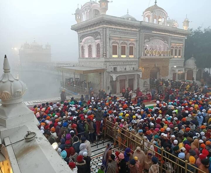 ਮੱਥਾ ਟੇਕਣ ਲਈ ਸੰਗਤ ਦੀਆਂ ਲੰਬੀਆਂ ਕਤਾਰਾਂ ਲੱਗੀਆ ਸਨ।