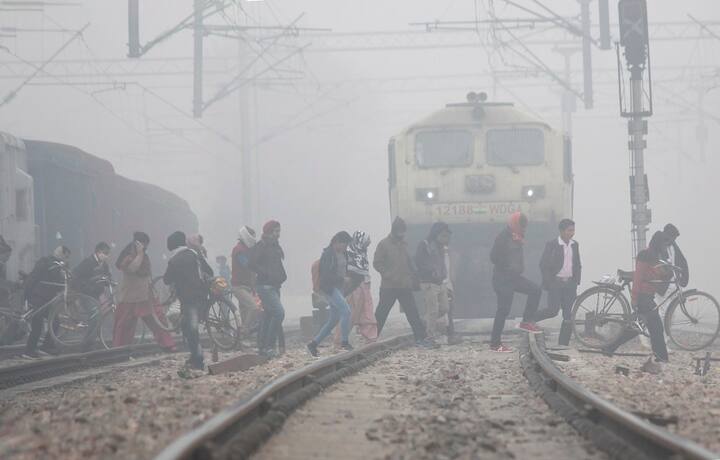 ਚੰਡੀਗੜ੍ਹ 'ਚ ਘੱਟੋ-ਘੱਟ ਤਾਪਮਾਨ 6.1 ਡਿਗਰੀ ਸੈਲਸੀਅਸ ਦਰਜ ਕੀਤਾ ਗਿਆ। ਪੰਜਾਬ ਵਿੱਚ ਕਈ ਥਾਵਾਂ ਤੇ ਵੀ ਸ਼ੀਤਲਹਿਰ ਦੀ ਸਥਿਤੀ ਬਣੀ ਹੋਈ ਹੈ। ਗੁਰੂਗ੍ਰਾਮ ਵਿੱਚ ਸਵੇਰੇ ਠੰਢ ਦੌਰਾਨ ਸੰਘਣੀ ਧੁੰਦ ਦੇ ਵਿਚਕਾਰ ਲੋਕ ਰੇਲਵੇ ਟਰੈਕ ਨੂੰ ਪਾਰ ਕਰਦੇ ਨਜ਼ਰ ਆਏ।