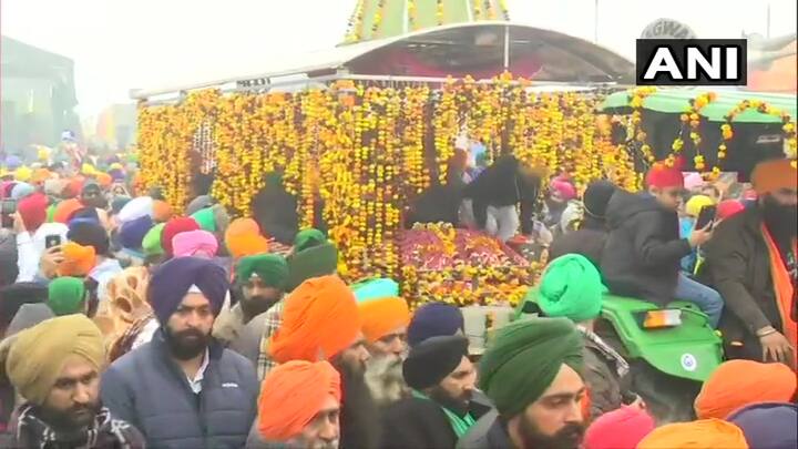 ਪਿਛਲੇ ਇੱਕ ਮਹੀਨੇ ਤੋਂ ਵੱਧ ਸਮੇਂ ਤੋਂ ਸਿੰਘੂ ਬਾਰਡਰ 'ਤੇ ਪ੍ਰਦਰਸ਼ਨ ਕਰ ਰਹੇ ਕਿਸਾਨਾਂ ਵਲੋਂ ਅੱਜ ਨਵੇਂ ਸਾਲ ਦੀ ਸ਼ੁਰੂਆਤ ਮੌਕੇ ਦਿੱਲੀ ਦੇ ਸਿੰਘੂ ਬਾਰਡਰ ਤੋਂ ਨਗਰ ਕੀਰਤਨ ਸਜਾਇਆ ਗਿਆ।