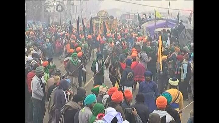  ਕੜਾਕੇਦਾਰ ਠੰਢ 'ਚ ਵੀ ਕਿਸਾਨ ਆਪਣੀਆਂ ਮੰਗ ਮਨਵਾਉਣ ਲਈ ਡਟੇ ਹੋਏ ਹਨ।