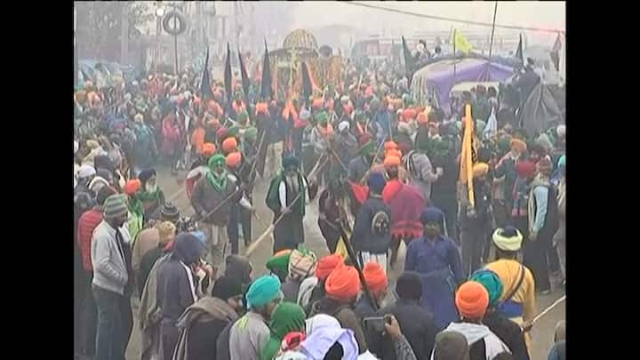  ਕਿਸਾਨਾਂ ਨੇ ਅੱਜ ਸਿੰਘੂ ਬਾਰਡਰ ਤੇ ਨਗਰ ਕੀਰਤਨ ਕੱਢ ਕੇਂਦਰ ਸਰਕਾਰ ਨੂੰ ਇੱਕ ਮਜ਼ਬੂਤ ਚਿੰਨ ਜ਼ਾਹਿਰ ਕੀਤਾ ਹੈ।ਉਧਰ ਸਰਕਾਰ ਵੀ ਖੇਤੀ ਕਾਨੂੰਨਾਂ ਨੂੰ ਵਾਪਸ ਲੈਣ ਲਈ ਤਿਆਰ ਨਹੀਂ।