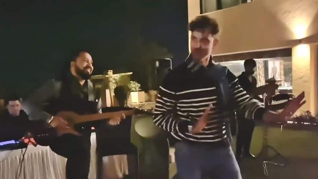 ਮੀਕਾ ਸਿੰਘ ਨੇ ਗਾਇਆ ਗਾਣਾ ਤੇ ਰਿਤਿਕ ਰੌਸ਼ਨ ਨੇ ਲਾਏ ਠੁਮਕੇ Mika Singh Sing a song and Hrithik Roshan dance ਮੀਕਾ ਸਿੰਘ ਨੇ ਗਾਇਆ ਗਾਣਾ ਤੇ ਰਿਤਿਕ ਰੌਸ਼ਨ ਨੇ ਲਾਏ ਠੁਮਕੇ