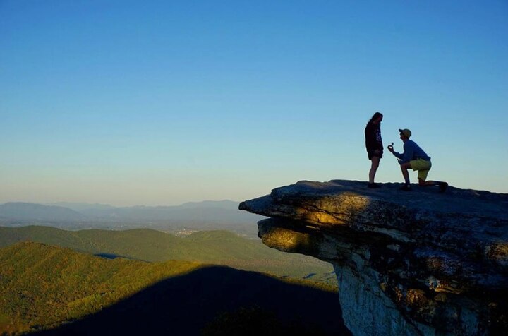 Girl falls from 650 feet high mountain after hearing Romantic Proposal, boy jumps too ਰੋਮਾਂਟਿਕ ਪ੍ਰਪੋਜ਼ਲ ਸੁਣ 650 ਫੁੱਟ ਉੱਚੇ ਪਹਾੜ ਤੋਂ ਡਿੱਗੀ ਕੁੜੀ, ਮੁੰਡੇ ਨੇ ਵੀ ਮਾਰੀ ਛਾਲ