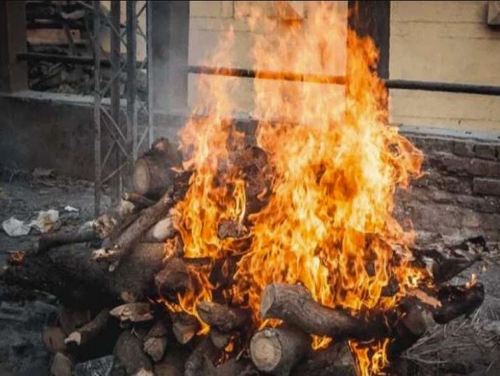 Girlfriend commits suicide in shock of boyfriend's suicide, Relatives performed cremation on the same pyre ਪ੍ਰੇਮੀ ਦੇ ਸੁਸਾਈਡ ਦੇ ਸਦਮੇ 'ਚ ਪ੍ਰੇਮਿਕਾ ਨੇ ਵੀ ਕੀਤੀ ਖ਼ੁਦਕੁਸ਼ੀ, ਪਰਿਵਾਰ ਵਾਲਿਆਂ ਨੇ ਇੱਕੋ ਚਿਖਾ 'ਤੇ ਕੀਤਾ ਸਸਕਾਰ 