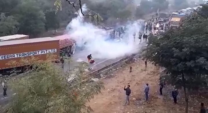 The agitating farmers and the police clashed again today on the Shahjahanpur border of Rajasthan. When the protesters broke through the barricades and started moving forward, the police fired tear gas ਬਾਰਡਰ 'ਤੇ ਕਿਸਾਨਾਂ ਤੇ ਪੁਲਿਸ ਵਿਚਾਲੇ ਟਕਰਾਅ, ਬੈਰੀਕੇਡਿੰਗ ਤੋੜ ਕੇ ਅੱਗੇ ਵੱਧ ਰਹੇ ਕਿਸਾਨ 