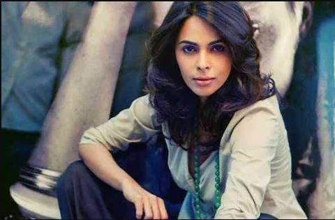 ਮੱਲਿਕਾ ਸ਼ੇਰਾਵਤ: ਮੱਲਿਕਾ ਦਾ ਅਸਲ ਨਾਮ ਰੀਨਾ ਲਾਂਬਾ ਹੈ। ਮੱਲਿਕਾ ਦਾ ਆਪਣੀ ਡੈਬਿਊ ਫਿਲਮ 'ਜੀਨਾ ਸਿਰਫ ਮੇਰੇ ਲੀਏ' ਤੋਂ ਬਹੁਤ ਪਹਿਲਾਂ ਹੀ ਵਿਆਹ ਹੋ ਗਿਆ ਸੀ। ਉਸ ਨੇ ਪਾਇਲਟ ਕਰਨ ਸਿੰਘ ਗਿੱਲ ਨਾਲ ਵਿਆਹ ਕਰਵਾਇਆ ਸੀ, ਹਾਲਾਂਕਿ ਇਹ ਵਿਆਹ ਬਹੁਤਾ ਚਿਰ ਨਹੀਂ ਚੱਲ ਸਕਿਆ ਅਤੇ ਮੱਲਿਕਾ ਨੇ ਆਪਣਾ ਵਿਆਹ ਤੋੜ ਦਿੱਤਾ ਤੇ ਫਿਲਮਾਂ ਵਿੱਚ ਜਗ੍ਹਾ ਬਣਾਉਣ ਲਈ ਮੁੰਬਈ ਚਲੀ ਗਈ। ਉਹ ਅਸਲ ਵਿੱਚ ਹਰਿਆਣਾ ਦੇ ਇੱਕ ਪਿੰਡ ਦੀ ਰਹਿਣ ਵਾਲੀ ਹੈ।