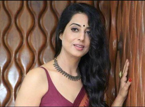 ਮਾਹੀ ਗਿੱਲ: ਮਾਹੀ ਗਿੱਲ ਦਾ ਅਸਲ ਨਾਮ ਰਿੰਪੀ ਕੌਰ ਹੈ। ਉਨ੍ਹਾਂ ਦਾ ਵਿਆਹ 19-20 ਸਾਲ ਦੀ ਉਮਰ ਵਿੱਚ ਹੋ ਗਿਆ ਸੀ। ਉਸ ਦੀ ਪਹਿਲੀ ਫਿਲਮ 'ਹਵਾਏਂ' ਸੀ, ਹਾਲਾਂਕਿ ਮਾਹੀ ਨੂੰ ਆਪਣੇ ਕੈਰੀਅਰ 'ਚ ਮਾਨਤਾ ਅਨੁਰਾਗ ਕਸ਼ਯਪ ਦੀ ਫਿਲਮ ਦੇਵ ਡੀ ਤੋਂ ਮਿਲੀ, ਜਿਸ 'ਚ ਉਸਨੇ ਪਾਰੋ ਦਾ ਕਿਰਦਾਰ ਨਿਭਾਇਆ ਸੀ।