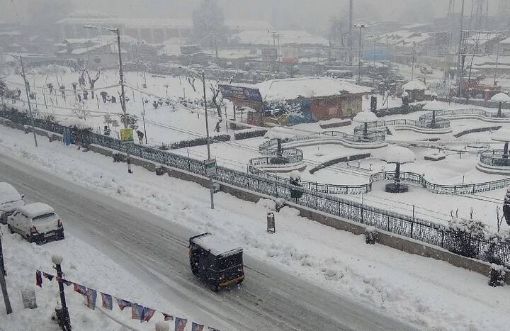 ਉਧਰ ਰਾਤ ਨੂੰ ਕਾਰਗਿਲ ਵਿੱਚ ਘੱਟੋ ਘੱਟ ਤਾਪਮਾਨ ਮਨਫ਼ੀ 11.6 ਅਤੇ ਦ੍ਰਾਸ ਵਿੱਚ ਘੱਟੋ ਘੱਟ ਤਾਪਮਾਨ ਮਨਫ਼ੀ 8.6 ਰਿਹਾ। ਜੰਮੂ ਸ਼ਹਿਰ ਦਾ ਦਿਨ ਦਾ ਸਭ ਤੋਂ ਘੱਟ ਤਾਪਮਾਨ 12.1, ਕਟੜਾ 9.2, ਬੋਟੋਟੇ 3.2, ਬੈਨੀਹਾਲ 0.2 ਅਤੇ ਭਾਦੜਵਾਹ 2.2 ਰਿਹਾ।