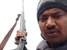 ਰਾਈਫਲ ਨਾਲ ਡਰਾ ਕੇ ਬੱਚਿਆਂ ਨੂੰ ਪੜ੍ਹਾਉਣ ਦਾ ਵੀਡੀਓ ਵਾਇਰਲ, ਜਾਂਚ 'ਚ ਜੁਟੀ ਪੁਲਿਸ