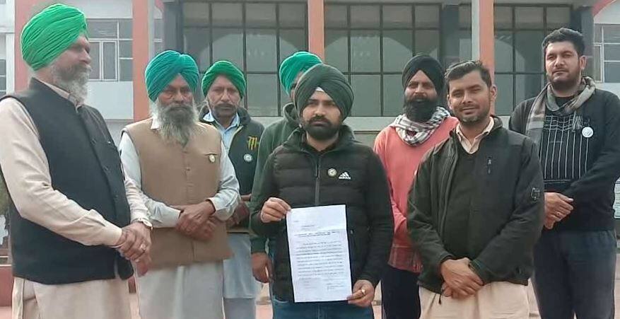 ਕਿਸਾਨਾਂ ਖਿਲਾਫ ਦਰਜ ਪਰਚੇ ਰੱਦ ਕਰਵਾਉਣ ਲਈ SSP ਬਰਨਾਲਾ ਨੂੰ ਦਿੱਤਾ ਗਿਆ ਮੰਗ ਪੱਤਰ memorandum to SSP Barnala for cancellation of FIRs' registered against farmers ਕਿਸਾਨਾਂ ਖਿਲਾਫ ਦਰਜ ਪਰਚੇ ਰੱਦ ਕਰਵਾਉਣ ਲਈ SSP ਬਰਨਾਲਾ ਨੂੰ ਦਿੱਤਾ ਗਿਆ ਮੰਗ ਪੱਤਰ