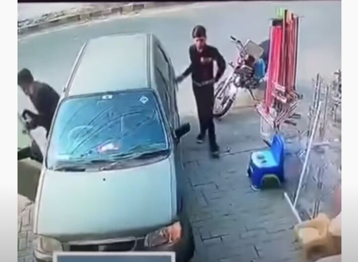 Be careful when locking the car, watch the video on how thieves target ਕਾਰ ਲੌਕ ਕਰਦੇ ਸਮੇਂ ਹੋ ਜਾਓ ਸਾਵਧਾਨ, ਵੀਡੀਓ 'ਚ ਵੇਖੋ ਚੋਰ ਕਿਵੇਂ ਬਣਾਉਂਦੇ ਨਿਸ਼ਾਨਾ