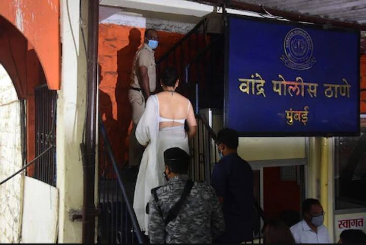 ਪੇਸ਼ਕਾਰੀ ਤੋਂ ਫਿਲਮ ਇੰਡਸਟਰੀ ਵਿੱਚ ਕਾਸਟਿੰਗ ਨਿਰਦੇਸ਼ਕ ਸਾਹਿਲ ਦੀ ਸ਼ਿਕਾਇਤ 'ਤੇ ਅਦਾਕਾਰਾ ਕੰਗਨਾ ਰਣੌਤ ਖ਼ਿਲਾਫ਼ ਆਈਪੀਸੀ ਦੀ ਧਾਰਾ 153 ਏ, 295 ਏ, 124 ਏ ਤਹਿਤ ਦੋਸ਼ ਲਾਇਆ ਗਿਆ ਹੈ।