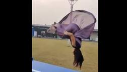 ਲੜਕੀ ਨੇ ਸਾੜੀ ਪਾ ਕੀਤਾ ਹੈਰਾਨ ਕਰਨ ਵਾਲਾ ਸਟੰਟ, ਵੀਡੀਓ ਤੇਜ਼ੀ ਨਾਲ ਹੋਈ ਵਾਇਰਲ