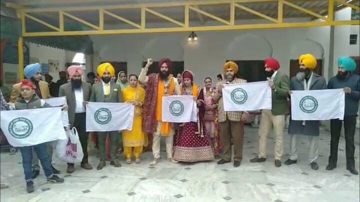 ਗੁਰਦਾਸਪੁਰ ਵਿਖੇ ਕਿਸਾਨੀ ਝੰੜੇ ਫੜੇ ਹੋਏ ਬਰਾਤੀ ਲਾਵਾਂ ਫੇਰੇ ਲਈ ਗੁਰੂਦੁਆਰਾ ਸਾਹਿਬ ਪਹੁੰਚੇ।