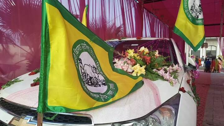 ਉਧਰ ਮਾਨਸਾ 'ਚ ਵੀ ਅਜਿਹਾ ਹੀ ਮਾਹੌਲ ਦੇਖਣ ਨੂੰ ਮਿਲਿਆ। ਬਰਾਤ ਵਾਲੀ ਗੱਡੀ ਦੇ ਅੱਗੇ ਕਿਸਾਨ ਅੰਦੋਲਨ ਦੇ ਸਮਰਥਨ 'ਚ ਕਿਸਾਨੀ ਝੰਡੇ ਲਗਾਏ ਗਏ।