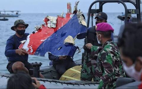Indonesian Flight Missing: ਲਾਪਤਾ ਹੋਏ ਜਹਾਜ਼ ਦੇ ਕ੍ਰੈਸ਼ ਹੋਣ ਦੀਆਂ ਖ਼ਬਰਾਂ, ਸ਼ਹਿਰ ਦੇ ਸਮੁੰਦਰ 'ਚ ਮਿਲਿਆ ਮਲਬਾ, 60 ਤੋਂ ਵੱਧ ਲੋਕ ਸੀ ਸਵਾਰ Indonesian Flight Missing: ਲਾਪਤਾ ਹੋਏ ਜਹਾਜ਼ ਦੇ ਕ੍ਰੈਸ਼ ਹੋਣ ਦੀਆਂ ਖ਼ਬਰਾਂ, ਸ਼ਹਿਰ ਦੇ ਸਮੁੰਦਰ 'ਚ ਮਿਲਿਆ ਮਲਬਾ, 60 ਤੋਂ ਵੱਧ ਲੋਕ ਸੀ ਸਵਾਰ
