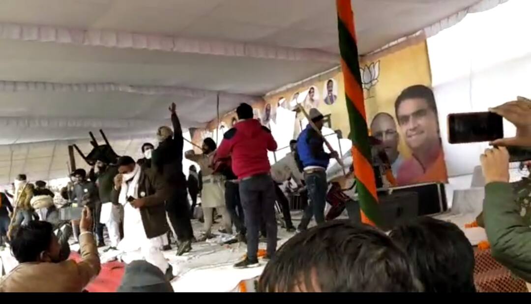 ਭੜਕੇ ਕਿਸਾਨਾਂ ਨੇ ਖਿਦੇੜੀ ਬੀਜੇਪੀ ਦੀ ਮਹਾਪੰਚਾਇਤ, ਮੁੱਖ ਮੰਤਰੀ ਦੇ ਆਉਣ ਤੋਂ ਪਹਿਲਾਂ ਹੀ ਪੁੱਟ ਸੁੱਟੇ ਪੰਡਾਲ Outraged farmers dig up BJP's Mahapanchayat, pandal before CM's arrival ਭੜਕੇ ਕਿਸਾਨਾਂ ਨੇ ਖਿਦੇੜੀ ਬੀਜੇਪੀ ਦੀ ਮਹਾਪੰਚਾਇਤ, ਮੁੱਖ ਮੰਤਰੀ ਦੇ ਆਉਣ ਤੋਂ ਪਹਿਲਾਂ ਹੀ ਪੁੱਟ ਸੁੱਟੇ ਪੰਡਾਲ