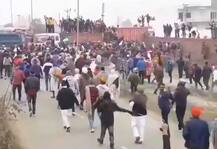 ਕਿਸਾਨਾਂ ਨੇ ਖੱਟਰ ਦੇ ਦੌਰੇ ਤੋਂ ਪਹਿਲਾਂ ਪੁੱਟ ਸੁੱਟੀ ਸਟੇਜ, ਹੈਲੀਪੈਡ ਦਾ ਕੀਤਾ ਘਿਰਾਓ