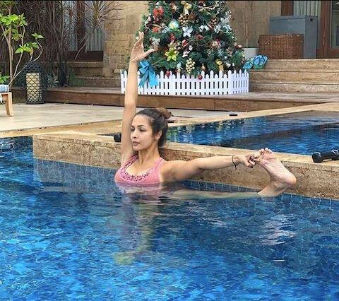 ਸੈਲੀਬ੍ਰੇਸ਼ਨ ਦੇ ਨਾਲ ਮਲਾਇਕਾ ਨੇ ਆਪਣੀ ਫਿੱਟਨੈੱਸ ਦਾ ਵੀ ਬਹੁਤ ਧਿਆਨ ਰੱਖਿਆ ਅਤੇ ਪੂਲ 'ਚ ਯੋਗਾ ਕਰਦੇ ਹੋਏ ਆਪਣੀ ਖੂਬਸੂਰਤ ਤਸਵੀਰ ਨੂੰ ਸ਼ੇਅਰ ਕੀਤਾ।