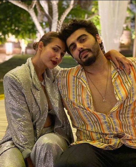 ਜਦੋਂ ਮਲਾਇਕਾ ਸਵਿਮਸੂਟ ਪਹਿਨ ਕੇ ਪੂਲ 'ਚ ਉਤਰੀ ਤਾਂ ਅਰਜੁਨ ਕਪੂਰ ਉਸ ਦੀ ਇਕ ਖਾਸ ਤਸਵੀਰ ਕਲਿਕ ਕਰਦੇ ਦਿਖਾਈ ਦਿੱਤੇ। ਪੂਲ 'ਚ ਅਰਜੁਨ ਮਲਾਇਕਾ ਦੇ ਇਸ ਅੰਦਾਜ਼ ਨੂੰ ਫੈਨਸ ਵਲੋਂ ਖੂਬ ਪਸੰਦ ਕੀਤਾ ਜਾ ਰਿਹਾ ਹੈ।