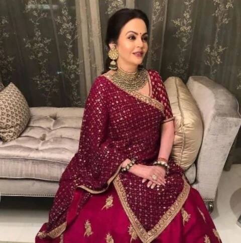 ਜੋ ਡ੍ਰਾਇਵਰ ਕੰਪਨੀ ਦੀ ਕਸੌਟੀ 'ਤੇ ਖਰਾ ਉੱਤਰਦਾ ਹੈਉਸ ਨੂੰ ਕੰਪਨੀ ਵੱਲੋਂ ਟ੍ਰੇਨਿੰਗ ਦਿੱਤੀ ਜਾਂਦੀ ਹੈ। ਇਸ ਤੋਂ ਬਾਅਦ ਹੀ ਡ੍ਰਾਇਵਰ ਨੂੰ ਨੀਤਾ ਅੰਬਾਨੀ ਪਰਿਵਾਰ ਦੇ ਕਿਸੇ ਦੂਜੇ ਮੈਂਬਰ ਦੀ ਕਾਰ ਚਲਾਉਣ ਲਈ ਭੇਜਿਆ ਜਾਂਦਾ ਹੈ। ਡ੍ਰਾਇਵਰ ਦੀ ਸਲੈਕਸ਼ਨ ਦੌਰਾਨ ਇਹ ਵੀ ਦੇਖਿਆ ਜਾਂਦਾ ਹੈ ਕਿ ਸਬੰਧਤ ਡ੍ਰਾਇਵਰ ਰਾਹ 'ਚ ਕਿਸ ਤਰ੍ਹਾਂ ਕਿਸੇ ਪਰੇਸ਼ਾਨੀ ਨੂੰ ਹੈਂਡਲ ਕਰਦਾ ਹੈ।
