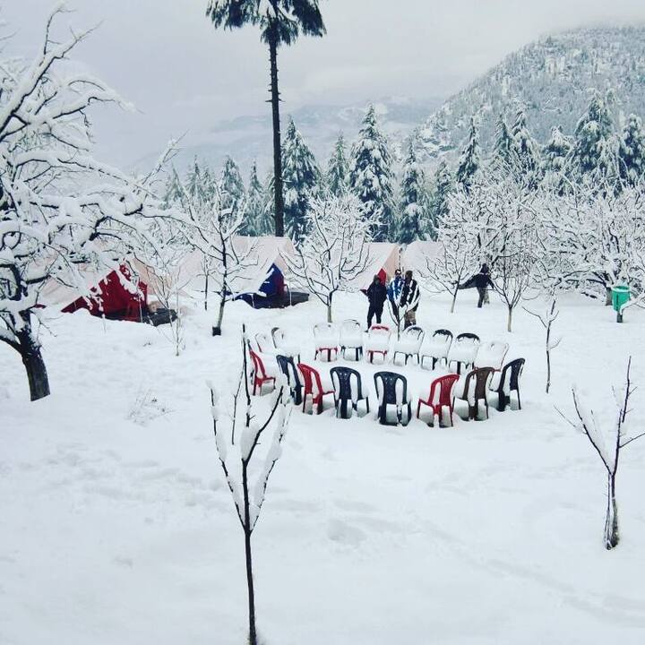  ਮਨਾਲੀ (Manali) ਹਿਮਾਚਲ: ਹਿਮਾਚਲ ਪ੍ਰਦੇਸ਼ ਇੱਕ ਸ਼ਾਨਦਾਰ ਟੂਰਿਸਟ ਪਲੇਸ ਮੰਨਿਆ ਜਾਂਦਾ ਹੈ। ਦਿੱਲੀ-ਐਨਸੀਆਰ ਦੇ ਜ਼ਿਆਦਾਤਰ ਲੋਕ ਇਸ ਨੂੰ ਸਵਰਗ ਤੋਂ ਘੱਟ ਕੁਝ ਨਹੀਂ ਮੰਨਦੇ। ਮਨਾਲੀ ਵਿੱਚ ਸੀਜ਼ਨ ਦੀ ਪਹਿਲੀ ਬਰਫਬਾਰੀ ਨਵੰਬਰ ਵਿੱਚ ਹੁੰਦੀ ਹੈ। ਜਨਵਰੀ ਤੱਕ ਪੂਰਾ ਸ਼ਹਿਰ ਬਰਫ ਦੀ ਚਾਦਰ ਨਾਲ ਢੱਕਿਆ ਹੋਇਆ ਹੁੰਦਾ ਹੈ ਤੇ ਠੰਢੀਆਂ ਹਵਾਵਾਂ ਚੱਲਣੀਆਂ ਸ਼ੁਰੂ ਹੋ ਜਾਂਦੀਆਂ ਹਨ।